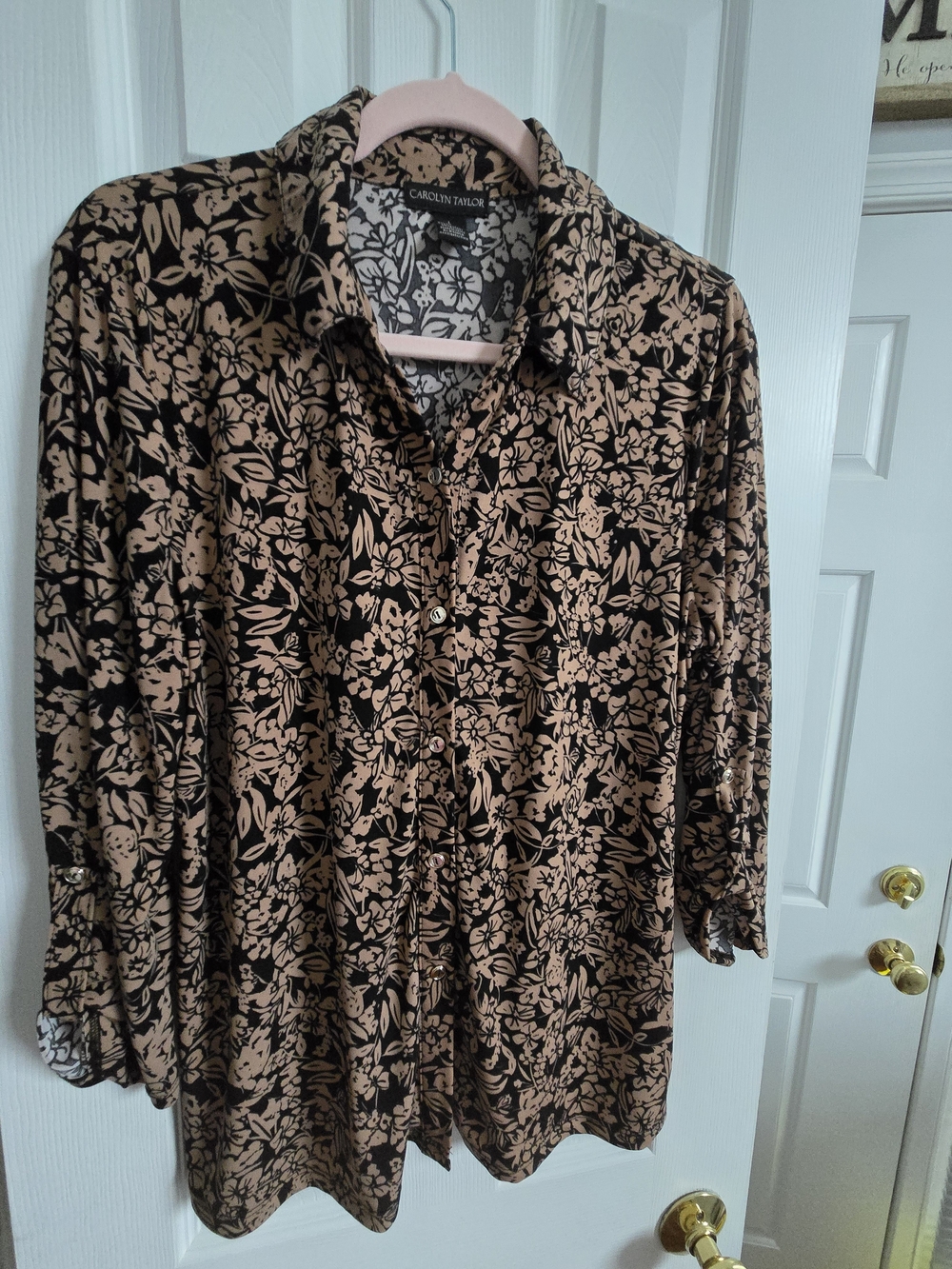 Carolyn Taylor Women's Black and Tan Floral Button-Up Shirt